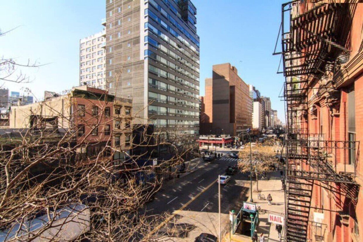 Building Photo - 211 E 14th St