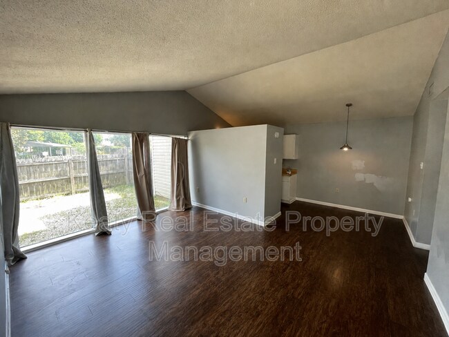 Foto del edificio - 405 Fox Run Ave