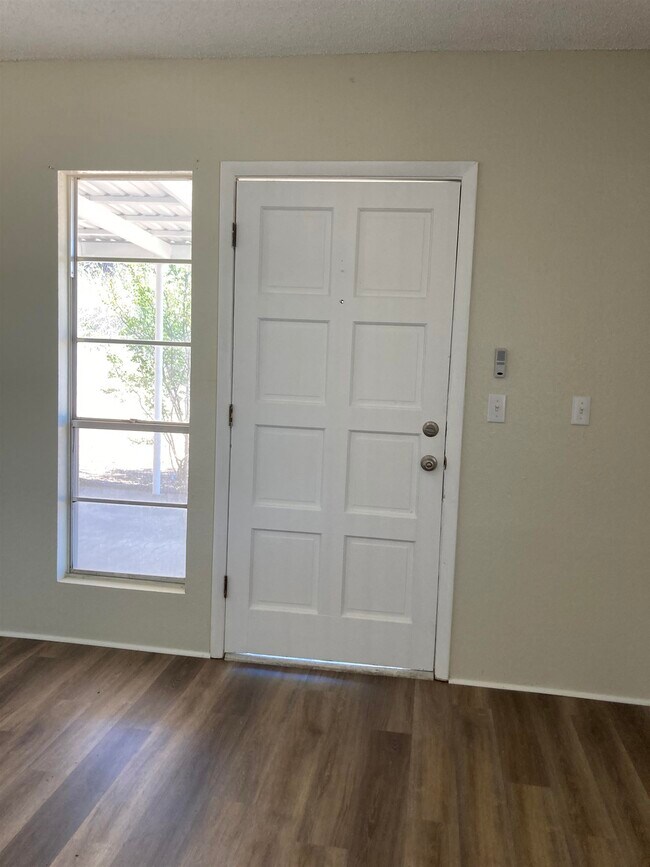 Foto del edificio - 1635 River Oaks Dr