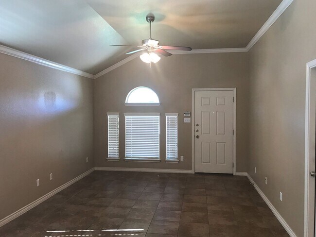 Building Photo - Beautiful 3bed/2bath Duplex near Clear Cre...