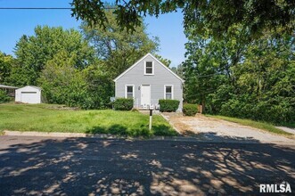 Building Photo - 701 Hatterman St