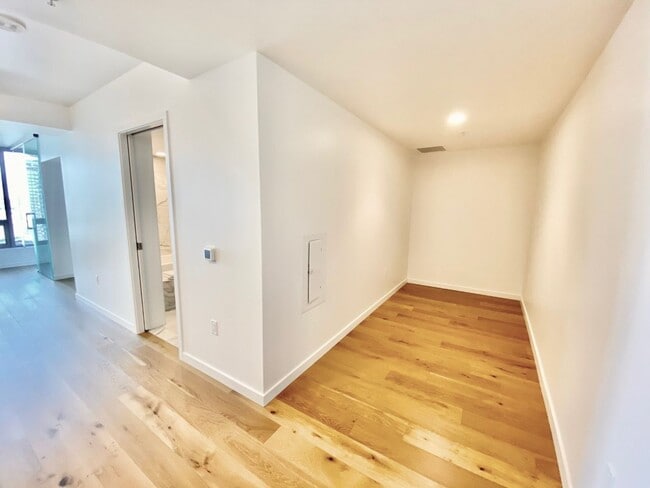 Building Photo - 1bd/1ba Seattle Condo