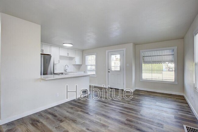 Building Photo - 1002 N 27th St