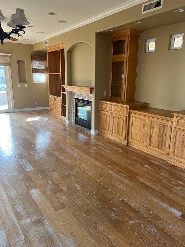 Building Photo - Custom home 1 block to ocean