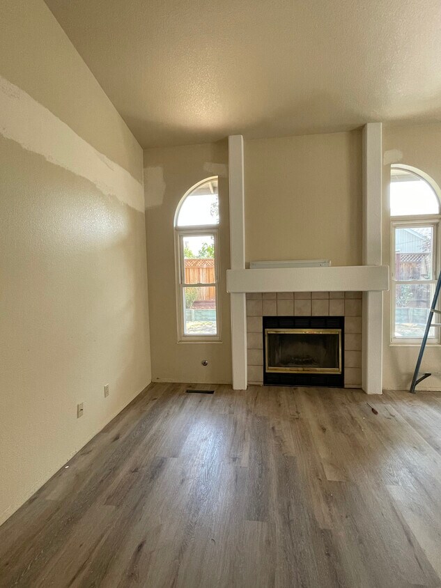 Family Room - 674 Natalie Dr