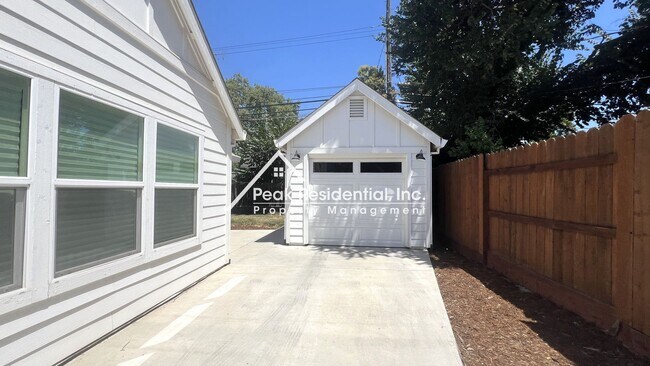 Building Photo - Updated 3bd/2b Home Near UCD Med Center!