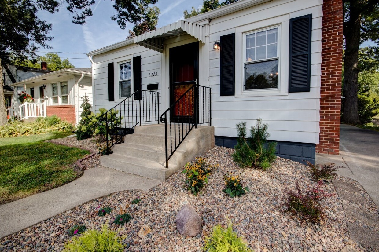 Foto principal - Beautifully Remodeled 2 Bedroom Home