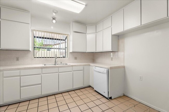 Building Photo - Charming Alhambra Traditional with Bonus R...