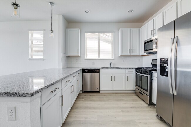 Foto del edificio - Peak at Painted Ridge Townhomes