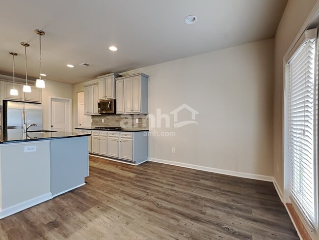 Building Photo - 235 Hickory Pointe Dr