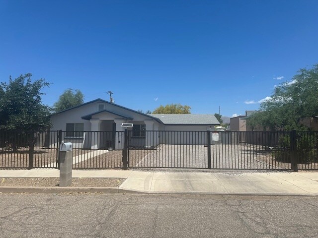 Primary Photo - 1133 E Hedrick Dr