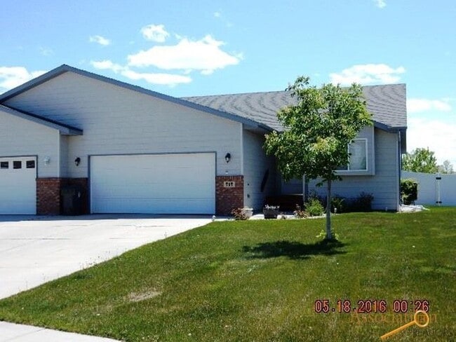 Building Photo - SPACIOUS | 3 BEDROOM | TOWNHOME | LOCATED ...