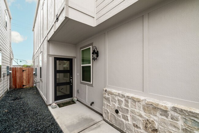 Foto del edificio - 8209 Rising Stream Dr