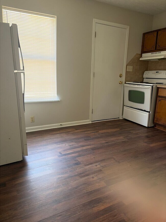 Foto del edificio - ***AVAILABLE NOW!!*** BEMIS LOCATION- PERFECT 3 BEDROOM FAMILY HOME!!!!