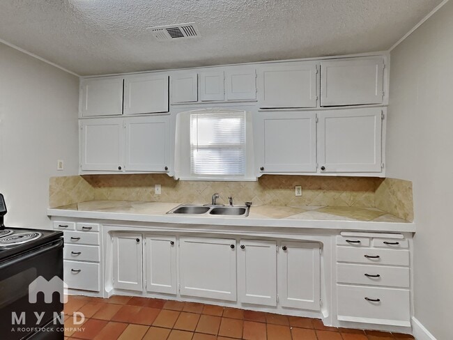 Building Photo - 2208 28th St