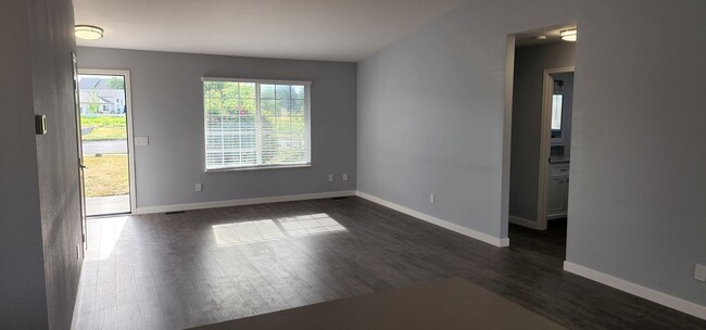 Building Photo - FREE RENT! Beautiful Remodeled Single Fami...