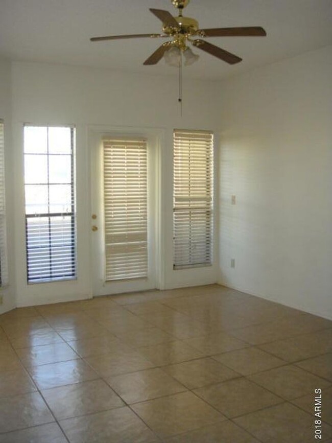 Foto del edificio - 2 BEDROOM 1 BATH DOWNSTAIRS UNIT WITH 1 CA...