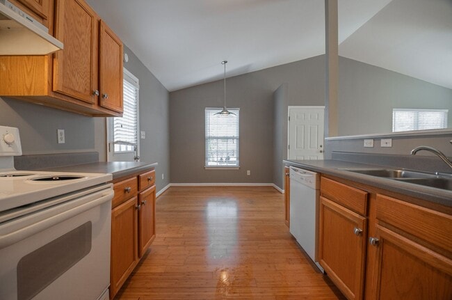 Foto del edificio - Comfortable 3 Bedroom / 2 Bath One - Level...