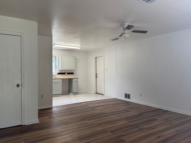 Foto del edificio - 5726 Lakefield Dr