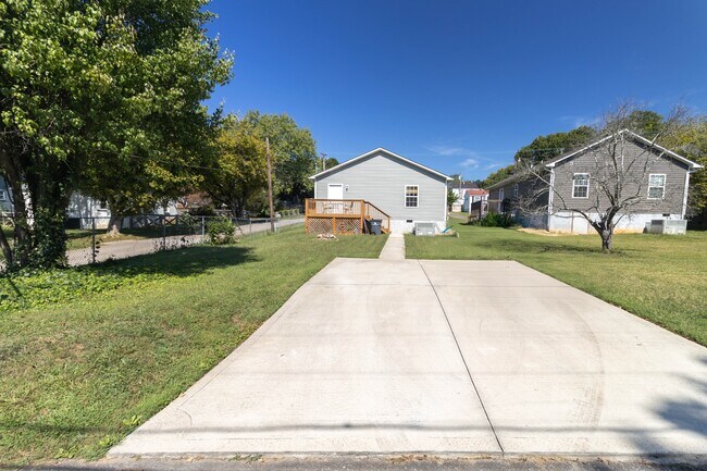 Building Photo - 524 Midlake Dr NE