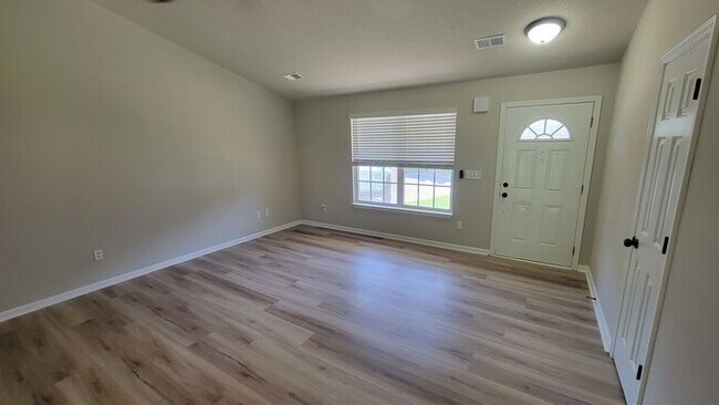 Building Photo - Like New 3 Bed, 2 Bath Home in Fountain Inn