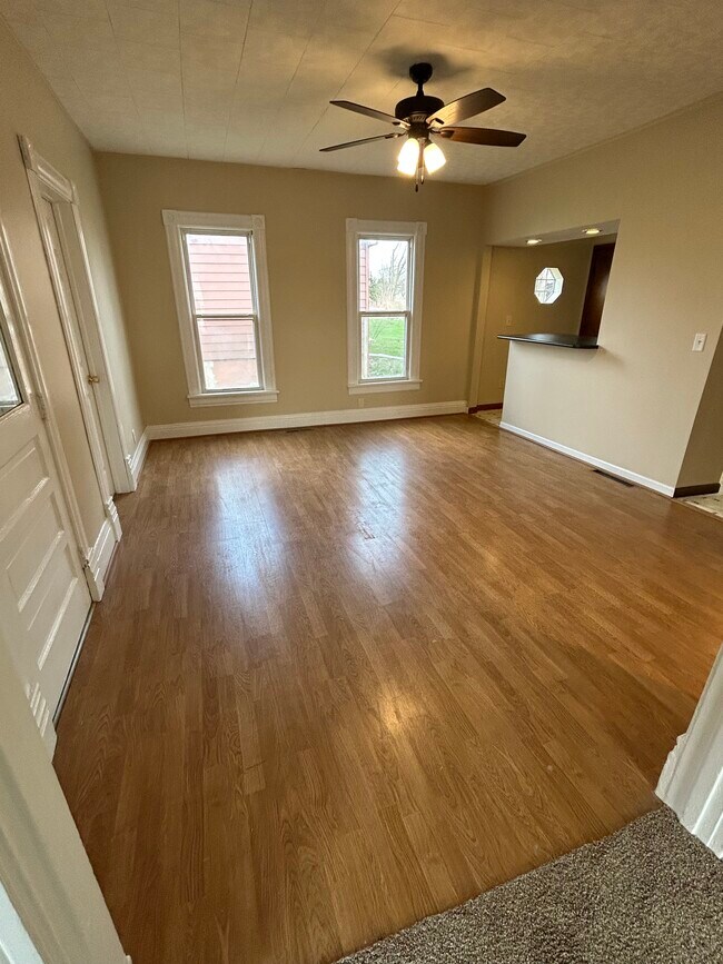 Foto del edificio - 211 W 2nd St