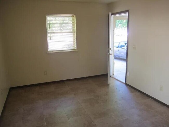 Foto del edificio - 820 Russell Cir