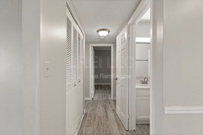 Building Photo - 817 Lancelot Ct