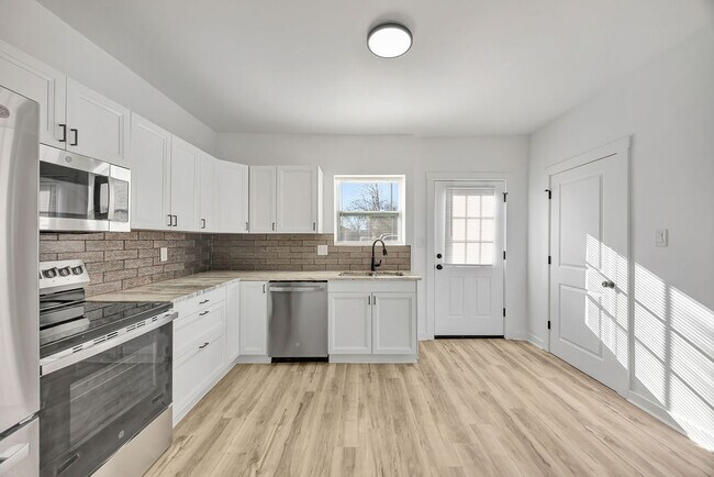 Building Photo - 2022 Central Ave