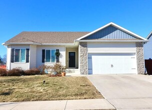 Building Photo - 527 Bellflower Dr