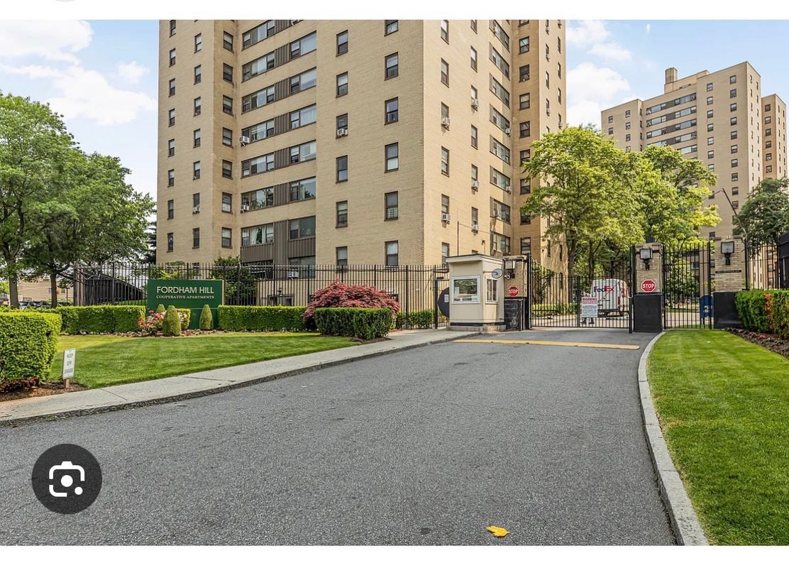 Building Photo - 2 Fordham Hill Oval
