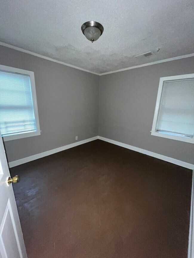 Foto del edificio - Renovated house in quite Neighborhood