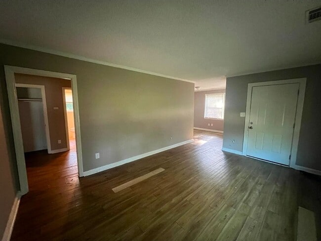 Building Photo - Charming Home with Front & Rear Porches overlooking large yard!!