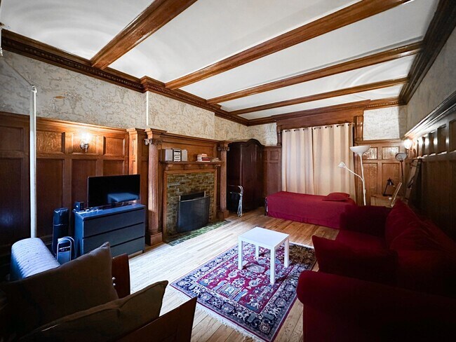 Foto del edificio - HUGE 1 Bedroom with PRIVATE GARDEN!!!!