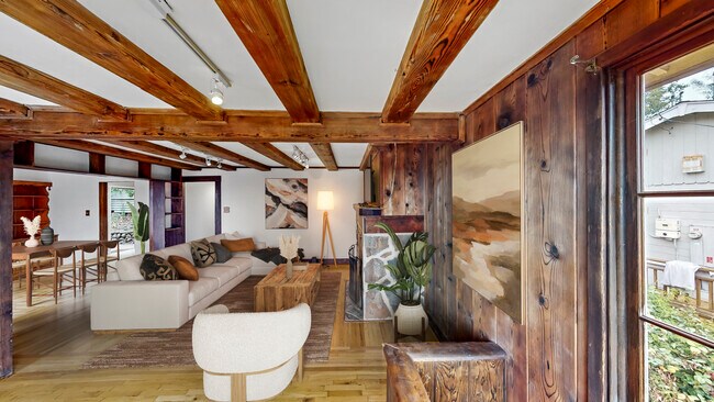 Foto del edificio - 5716 Merriewood Dr