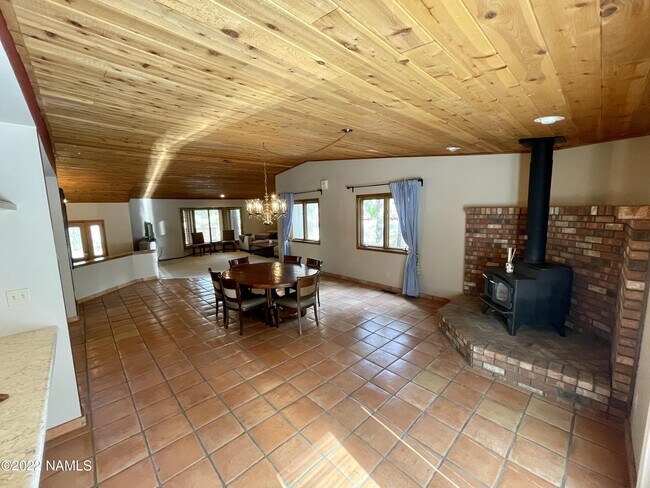 Building Photo - 2056 N Rain Tree Rd