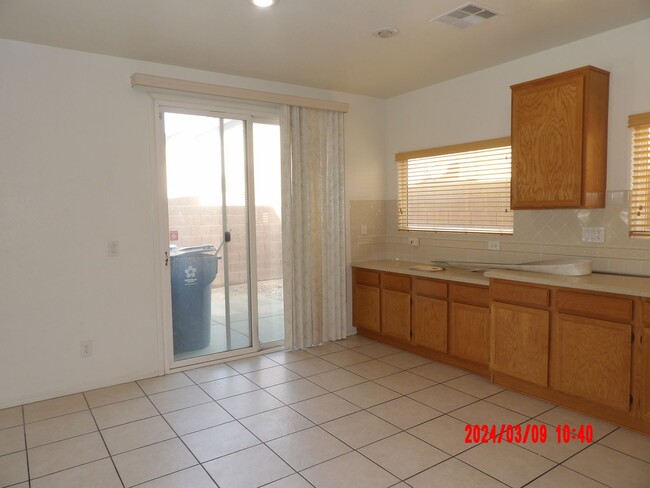 Building Photo - Beautiful 3 bedroom/2.5 baths located acro...