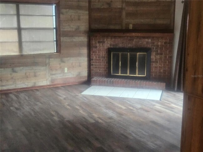 Foto del edificio - 121 Forest Ln