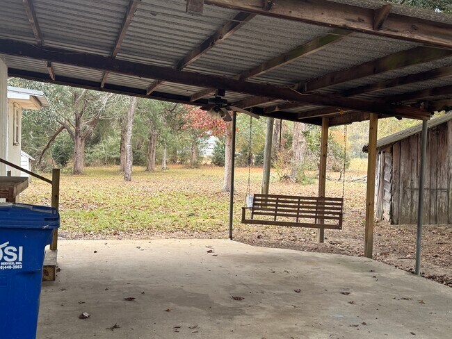 Porche cubierto con columpio - 20089 Padgett Rd