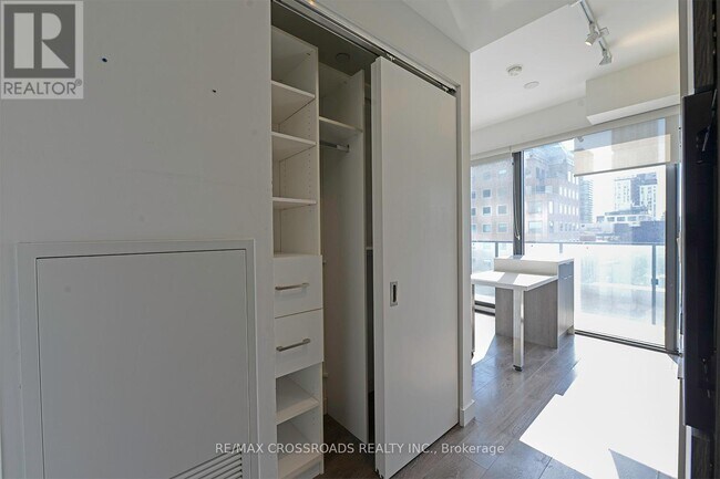 Photo du bâtiment - 215-215 Queen St W