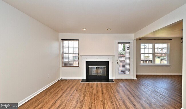 Building Photo - 1275 Stonegate Cir