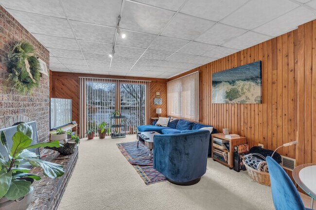 Building Photo - 2028 Upper Lake Dr