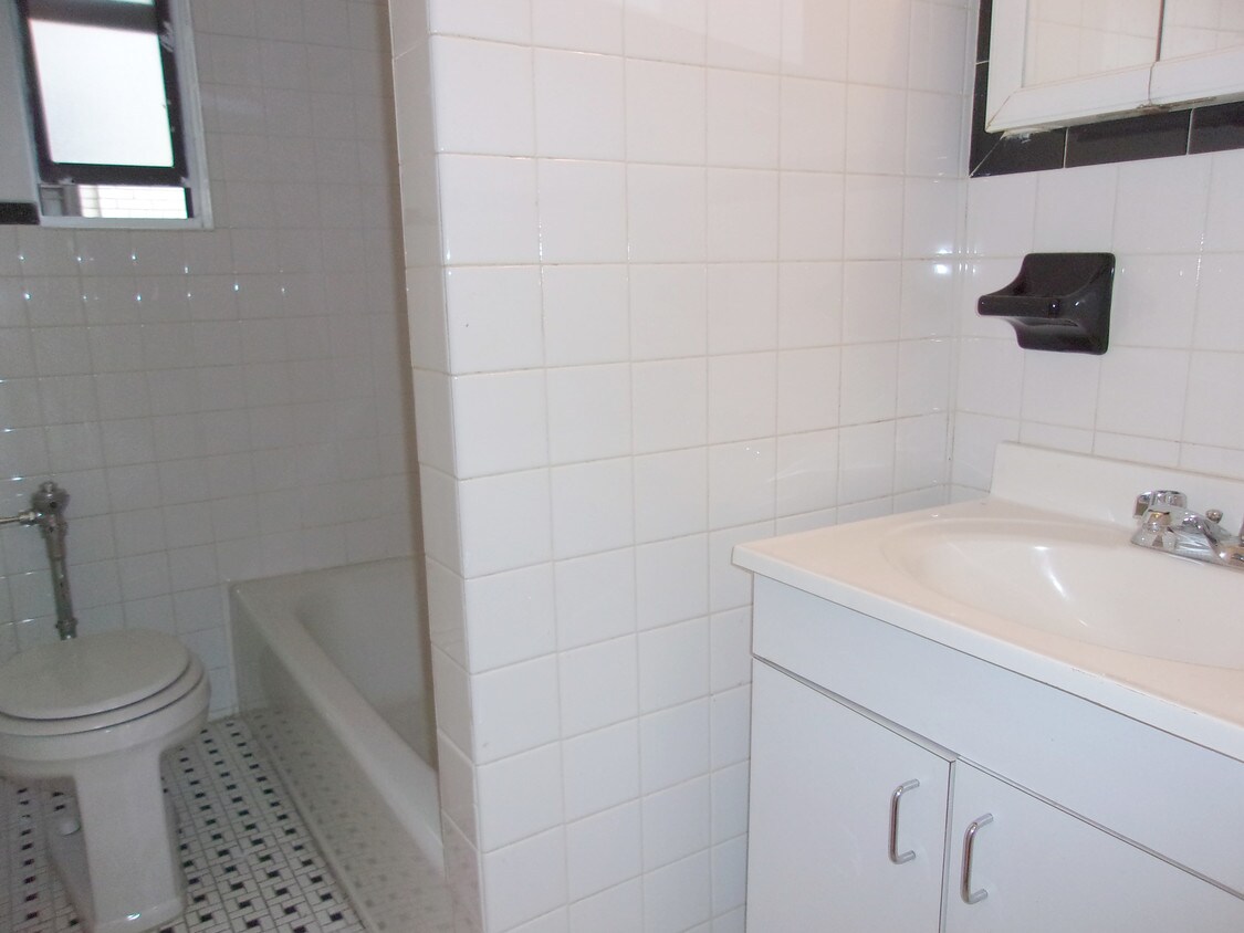 Building Photo - 609 W 174th St