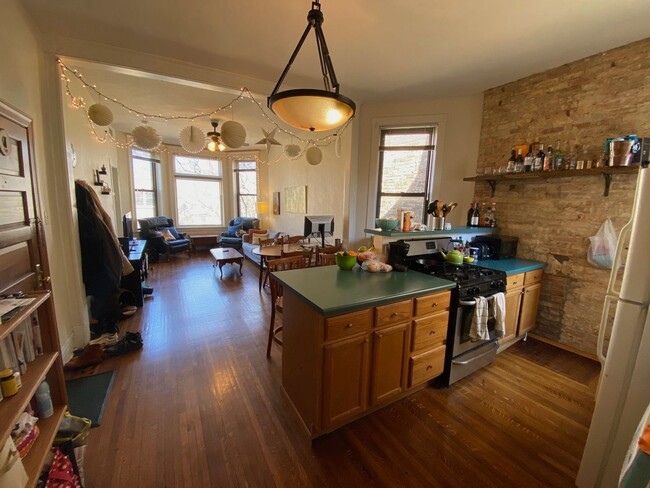 Building Photo - 909 W Dakin St