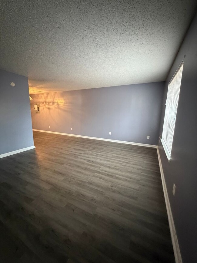 Building Photo - 3 Bd 2 Ba 1200 sq ft Townhouse