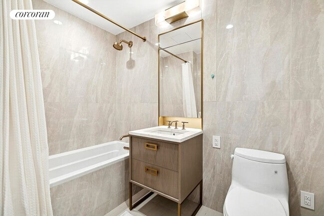 Building Photo - 3 Ct Square W