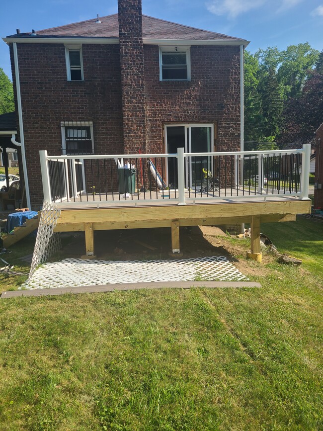 Deck - 9811 Glendale Rd