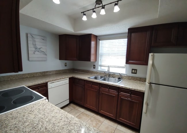 Photo - Charming 2 Bedroom/2 Bathroom with Sunroom... House