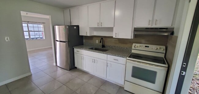 Building Photo - Beautiful newly remodeled 2 Bedroom/ 1 Bathroom home!