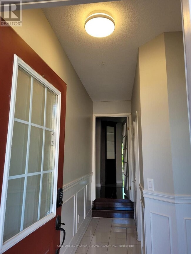 Building Photo - 833 Scollard Ct